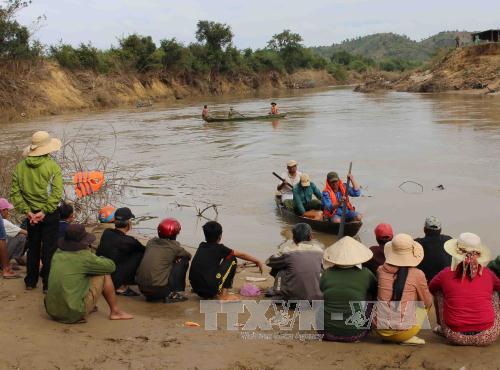 Tìm thấy thi thể nạn nhân vụ lật thuyền trên sông Krông Ana ảnh 1